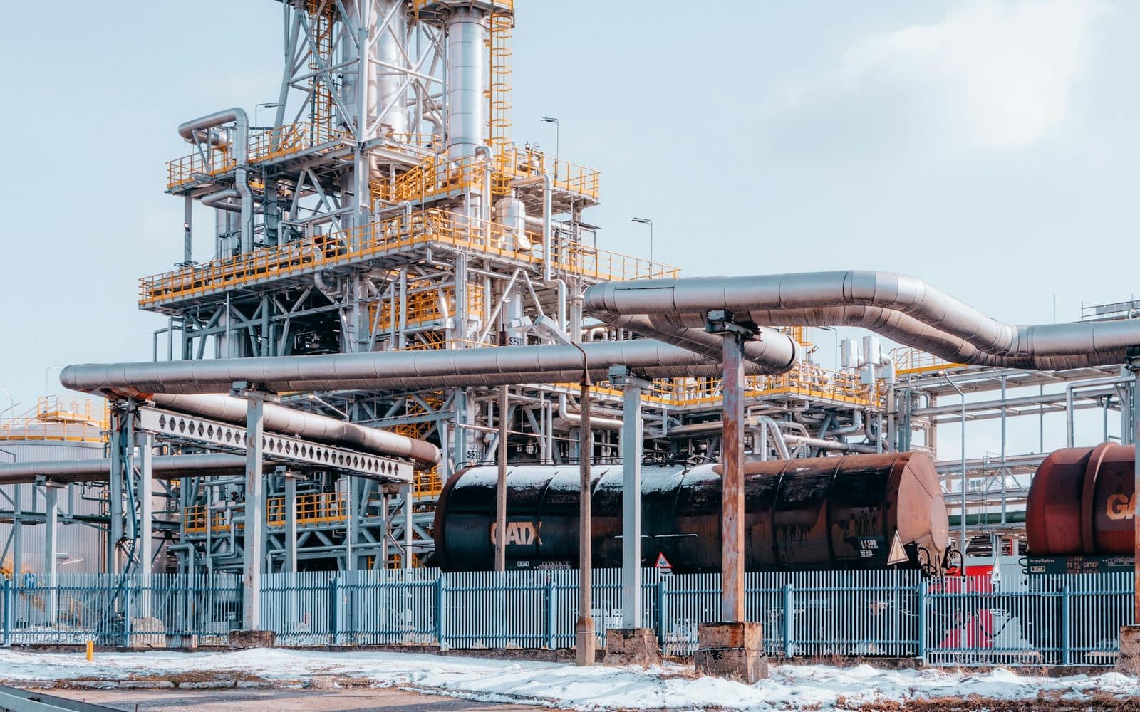 Installation industrielle : réseaux de tuyauteries, structures et capacités de stockage